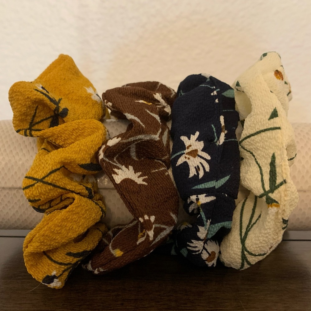 🌼Set of 4 Flower Scrunchies